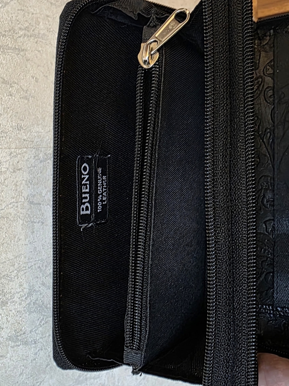 Bueno Black Women's Leather Crossbody Clutch Wallet - Black